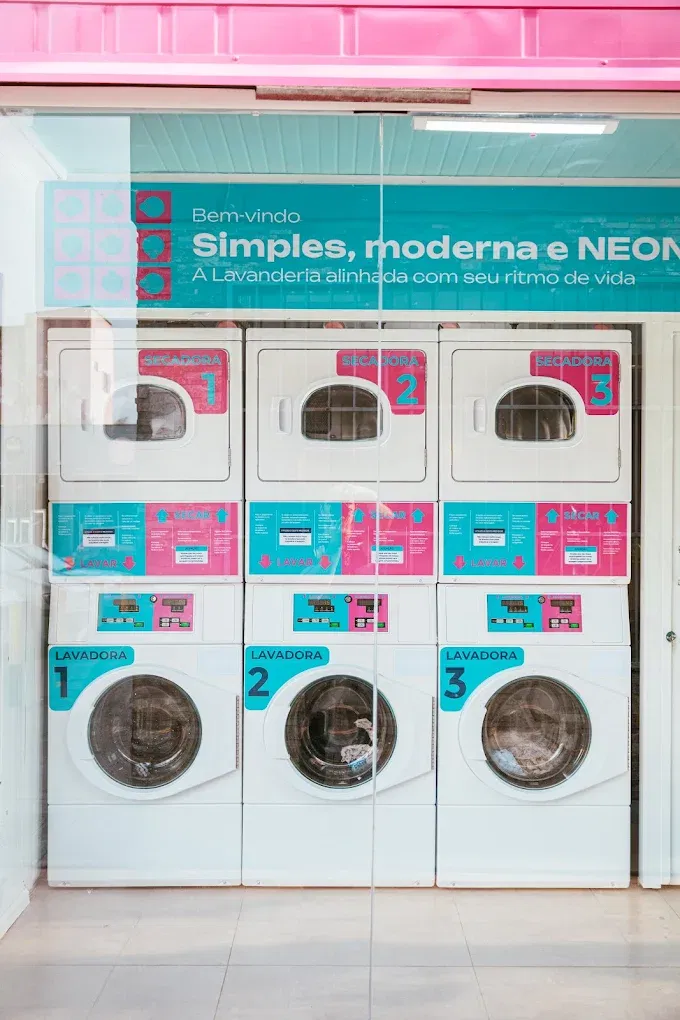 Máquinas de lavar e secar da Neon Lavanderia